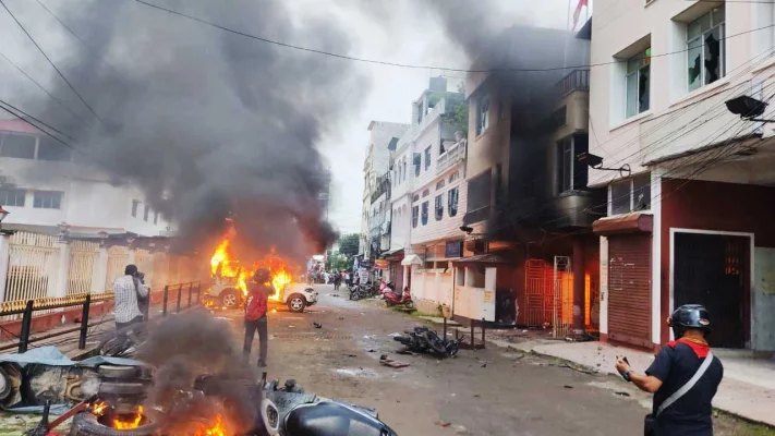 আজ আগরতলায় সিপিএমের রাজ্য দপ্তরের সামনে গাড়িতে আগুন