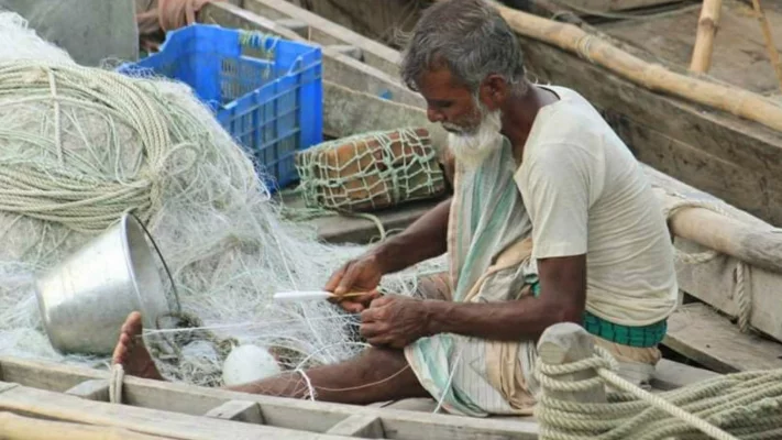 জাল মেরামত করছে জেলেরা