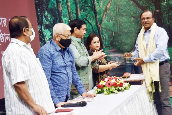 ফজলুল হক স্মৃতি পুরস্কার পেলেন মাজহারুল ইসলাম