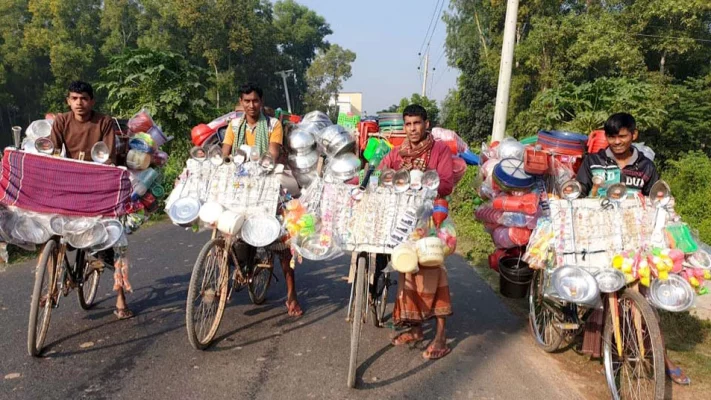 সাইকেল নিয়ে প্রস্তুত ফেরিওয়ালারা