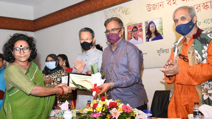 ‘এক্সিলেন্স অ্যাওয়ার্ড’ সম্মাননা পুরস্কার নিচ্ছেন লেখক মাজেদা মুজিব