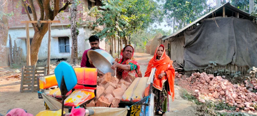 নিজে ঘাড়ে করে ইট বহন করে নিজ হাতে রাস্তায় বিছিয়ে দেন মেম্বার রেখা