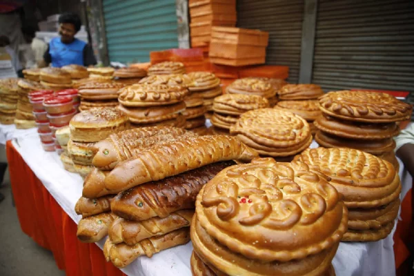 দোকানগুলোতে ওঠে নানা ধরনের নকশি রুটি। 