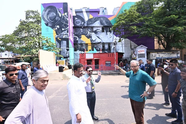 সত্যজিৎ রায়ের প্রতিকৃতি উদ্বোধন