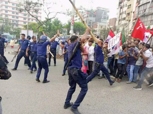  বাম নেতা-কর্মীদের ওপর লাঠিচার্জ করে ছত্রভঙ্গ করে দেয় পুলিশ