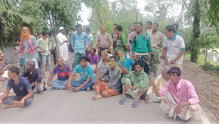  ফসলের ক্ষতি পূরণের দাবিতে মোগলহাট-লালমনিরহাট মহাসড়ক অবরোধ করেন