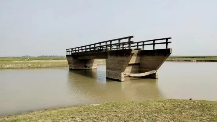 মূল সড়ক থেকে কয়েক মিটার দূরে সেতুটির দায়িত্ব কোনো দপ্তর নিচ্ছে না