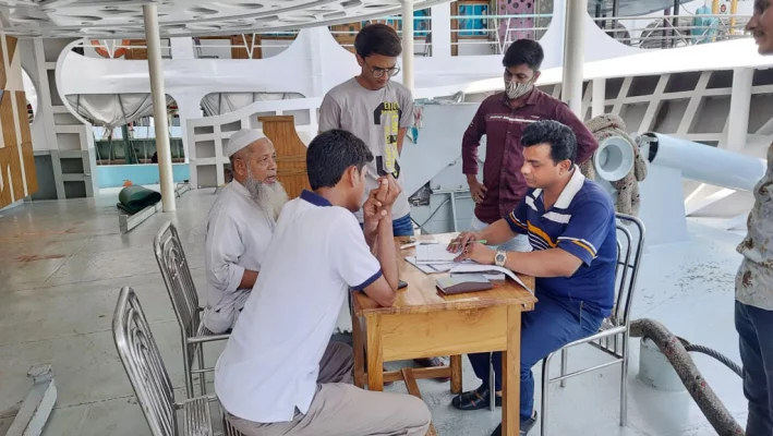 সদরঘাট লঞ্চ টার্মিনালে অগ্রিম টিকিট নিতে ভিড় নেই যাত্রীদের। ছবি: আজকের পত্রিকা