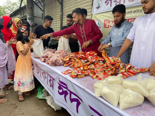 ১০ টাকায় নিম্নবিত্তরা পেলেন মাংস ও পোলাওয়ের চাল