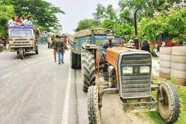 দুই মোটরসাইকেলকে চাপা দেয় বালুবাহী ট্রাক্টর ট্রলি