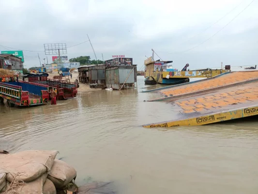 চার নম্বর ফেরিঘাটে ডুবে গেছে পন্টুন