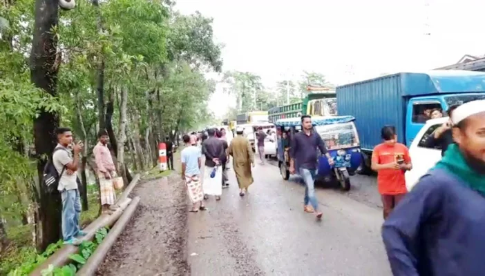 ক্ষুব্ধ এলাকাবাসী মহাসড়ক অবরোধ করলে ভোগান্তিতে পড়ের চালক ও সাধারণ যাত্রীরা। ছবি: আজকের পত্রিকা