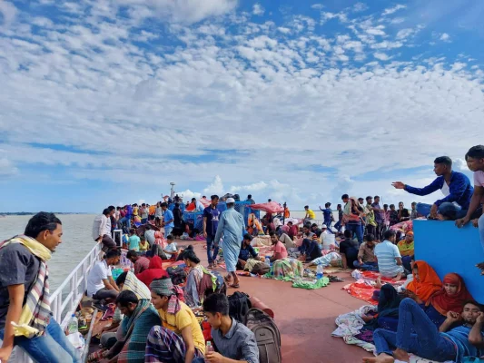 শুক্রবার বিকেলে রাজধানীর সদরঘাট লঞ্চ টার্মিনালে যাত্রীদের উপচে পড়া ভিড় চোখে পড়েছে। ছবি: আজকের পত্রিকা