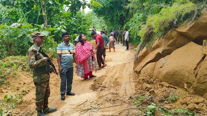 আজ সকালে পাহাড় ধসের জায়গা পরিদর্শন করেন ইউএনও রুমানা আক্তার ও উপজেলা ভাইস চেয়ারম্যান আব্দুল কাইয়ুম। ছবি: আজকের পত্রিকা