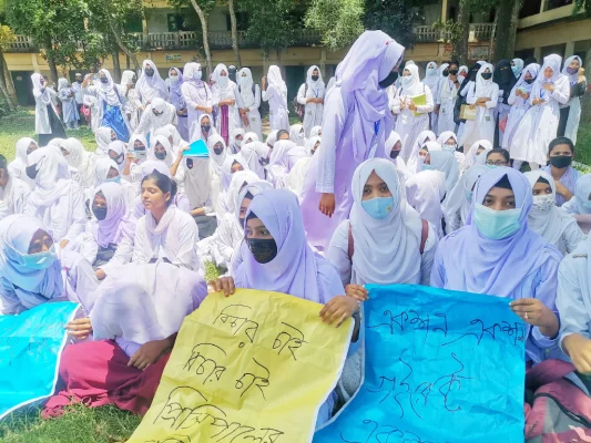 পরিস্থিতি শান্ত করতে ঘটনাস্থল পরিদর্শন করেন বুড়িচংয়ের ইউএনও হালিমা খাতুন ও ওসি মারুফ রহমান।