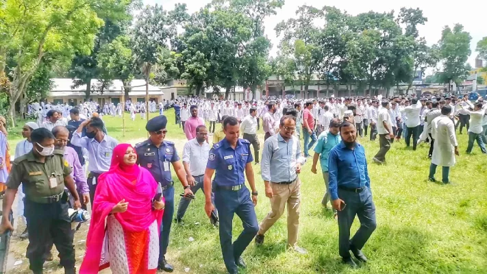 ক্লাস-পরীক্ষা বর্জন করে প্রতিবাদে বিক্ষোভ করে শিক্ষার্থীরা। 