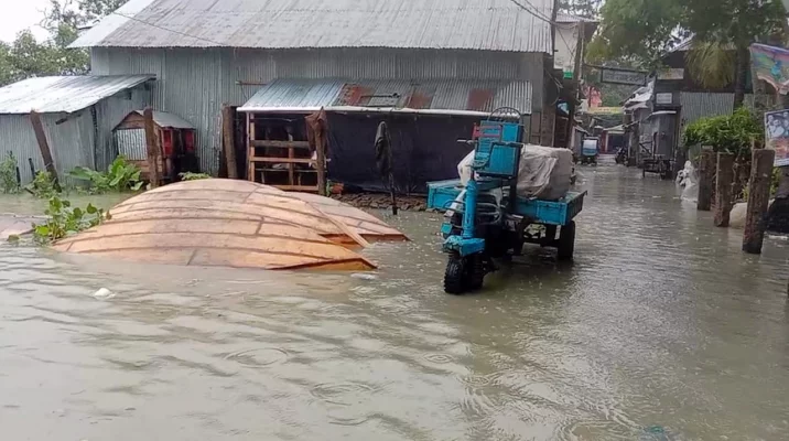 ভারী বৃষ্টিপাত ও জোয়ারের পানিতে নিম্নাঞ্চল প্লাবিত হয়েছে