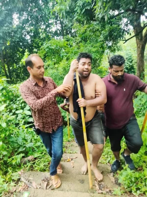 সাজেকে ঝরনা দেখতে এসে আটকে পড়া পর্যটককে উদ্ধার করেছে পুলিশ