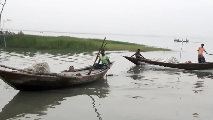 ভরা মৌসুমেও মিলছে না ইলিশ। অলস সময় কাটাচ্ছেন জেলেরা। কালাবদর নদী থেকে তোলা। ছবি: আজকের পত্রিকা