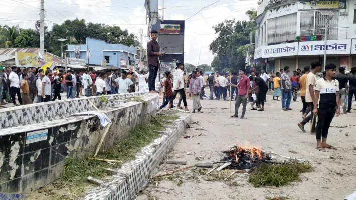 পরিস্থিতি নিয়ন্ত্রণে রাখতে ঘটনাস্থলে অতিরিক্ত পুলিশ মোতায়েন করা হয়েছে। 