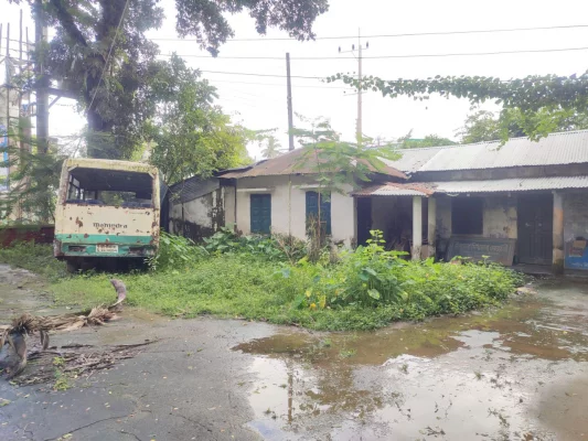 লাইব্রেরির সামনে পরিত্যক্ত একটি গাড়ি ফেলে রাখা হয়েছে। ছবি: আজকের পত্রিকা