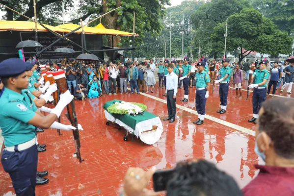 কেন্দ্রীয় শহীদ মিনারে ঢাকা জেলা প্রশাসক শহীদুল ইসলাম উপস্থিত থেকে তোয়াব খানের মরদেহে রাষ্ট্রীয় মর্যাদায় স্যালুট জানান। ছবি: আজকের পত্রিকা