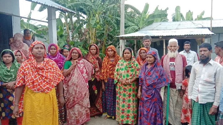 বিকাশে টাকা পাওয়ার আশায় আঙুলের ছাপ ও ভোটার আইডি কার্ডের ফটোকপি দিয়ে মামলার ভয়ে আছেন তাঁরা।