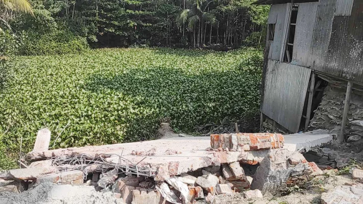 নতুন নির্মিত কয়েকটি পাকা স্থাপনা ভেঙে দেওয়া হয়েছে।