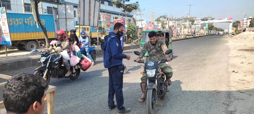 তল্লাশি থেকে বাদ যাচ্ছে না মোটরসাইকেল আরোহীরাও