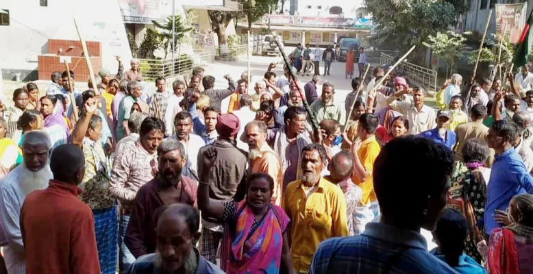 সভা বয়কট করে রাস্তা অবরুদ্ধ রেখে বিক্ষোভ করেছেন সাঁওতালরা। ছবি: আজকের পত্রিকা