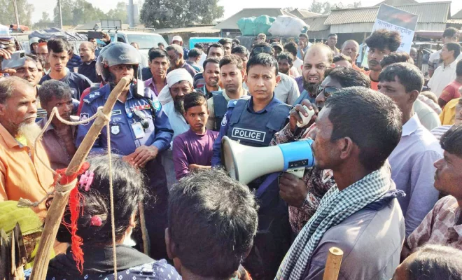 পুলিশ বিষয়টি ঊর্ধ্বতন কর্তৃপক্ষকে জানানোর আশ্বাস দিলে সড়ক অবরোধ তুলে নেন বিক্ষোভকারীরা। ছবি: আজকের পত্রিকা