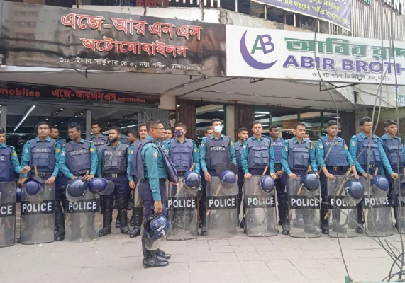 নয়াপল্টন ও আশপাশের এলাকায় অবস্থান নিয়েছে বিপুলসংখ্যক পুলিশ। 