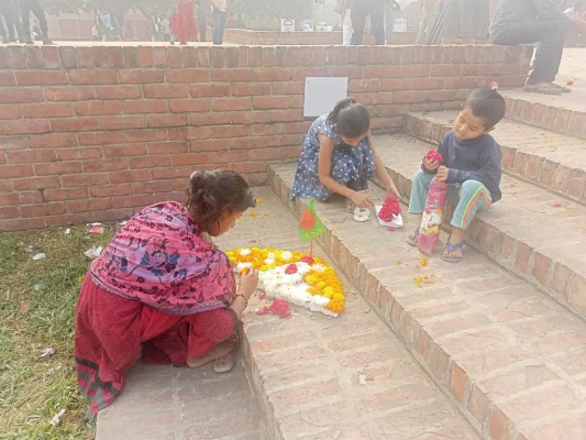 শহীদ বুদ্ধিজীবীদের প্রতি শ্রদ্ধা জানাতে ফুল দিয়ে ডালা বানাচ্ছে শিশুরা। শুধু বেদির কাছে থাকা লোক ও পুলিশ কমার অপেক্ষা। তারপরেই অর্পণ হবে সাধ্যের সবটুকু দিয়ে বানানো শ্রদ্ধার্ঘ্য