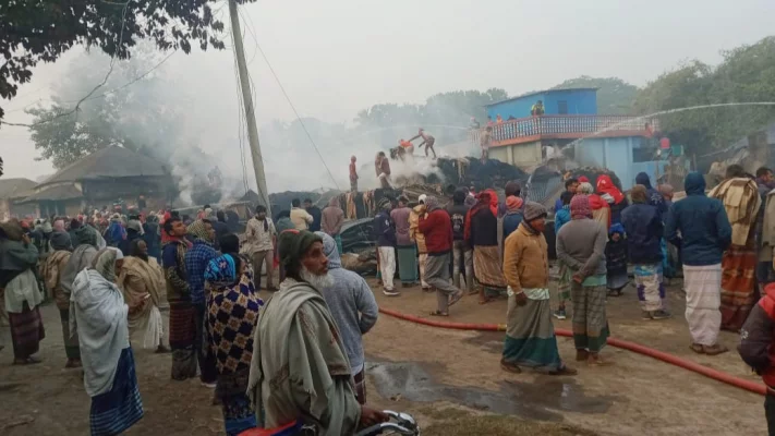 দীর্ঘ আট ঘণ্টার চেষ্টার পর আগুন নিয়ন্ত্রণে আসে। ছবি: আজকের পত্রিকা 