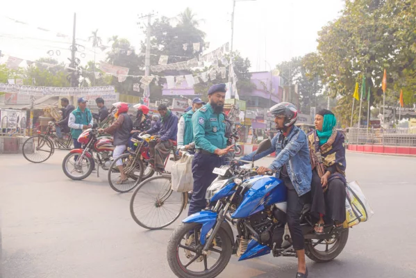 মোড়ে মোড়ে চলছে পুলিশি তল্লাশি। 