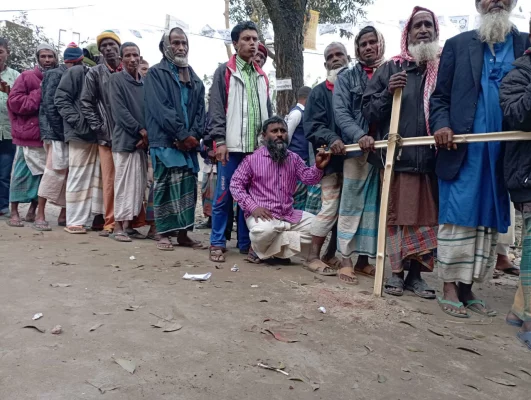 বেলা বাড়ার সঙ্গে সঙ্গে ভোটকেন্দ্রে ভিড় বাড়তে শুরু করে। ছবি: মারুফ কিবরিয়া 