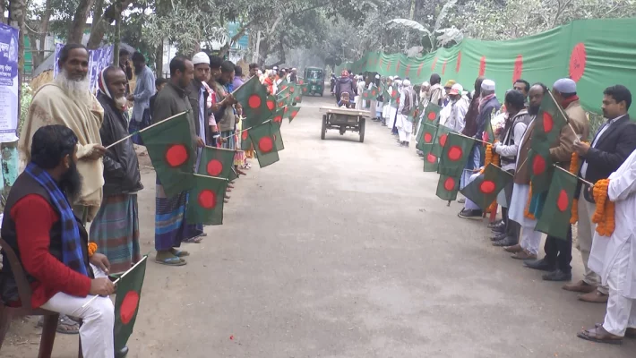 মোটরসাইকেল বিক্রি করে ৪০০ ফুট লম্বা জাতীয় পতাকা টাঙানো যুবককে সংবর্ধনা