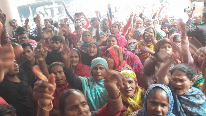 বুধবার ২৬ নম্বর ওয়ার্ডের এক পরাজিত কাউন্সিলর প্রার্থী প্রায় পাঁচ শতাধিক সমর্থককে সঙ্গে নিয়ে রিটার্নিং কার্যালয় ঘেরাও করেন