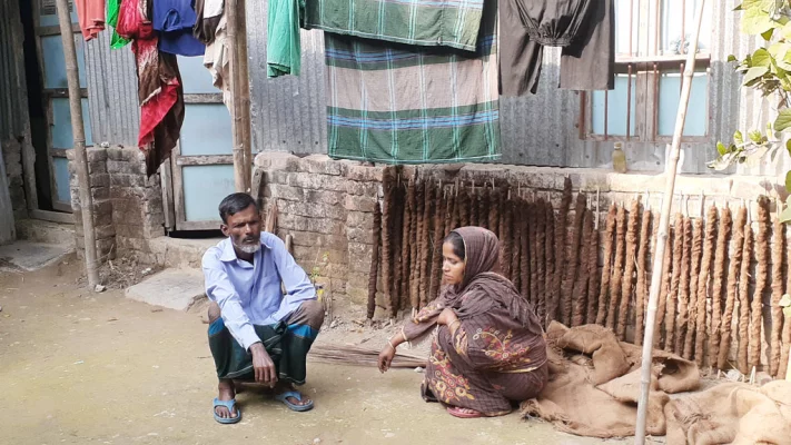 বিলম্বিত বিচারে হতাশ ক্ষুব্ধ ফেলানীর বাবা–মা। ছবি: আজকের পত্রিকা