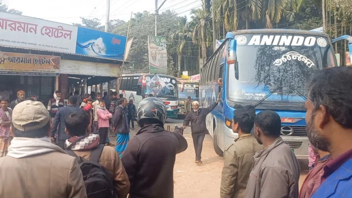 বাসশ্রমিকেরা সড়কে এলোপাতাড়ি গাড়ি রেখে অবরোধ করেন। 