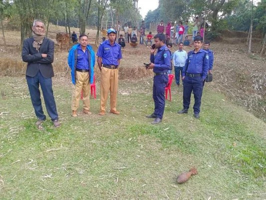 ব্রাহ্মণবাড়িয়ার আখাউড়ায় উদ্ধার হওয়া মুক্তিযুদ্ধের সময়কার একটি পরিত্যক্ত মর্টার শেল হেফাজতে নেয় পুলিশ