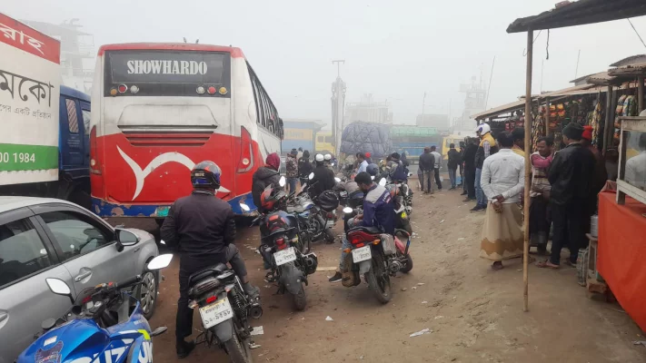 সাড়ে ১১ ঘণ্টা বন্ধের পর দৌলতদিয়া-পাটুরিয়ায় নৌরুটে ফেরি চলাচল শুরু হয়েছে। ছবি: আজকের পত্রিকা