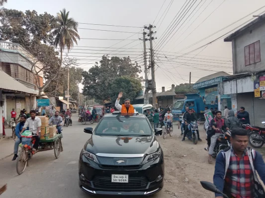 ছাদখোলা গাড়িতে মেয়রের শোডাউন। ছবি: আজকের পত্রিকা