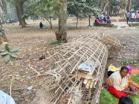 সোহরাওয়ার্দী উদ্যানে পাওয়া গেল ভাস্কর্যের ছিন্নভিন্ন অংশ। ছবি: আজকের পত্রিকা