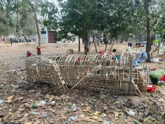 সোহরাওয়ার্দী উদ্যানে পাওয়া গেল ভাস্কর্যের ছিন্নভিন্ন অংশ। ছবি: আজকের পত্রিকা