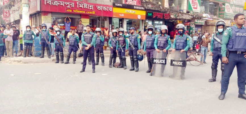 অপ্রীতিকর ঘটনা এড়াতে উত্তরার মোড়ে অবস্থান নেয় অতিরিক্ত পুলিশ। ছবি: আজকের পত্রিকা