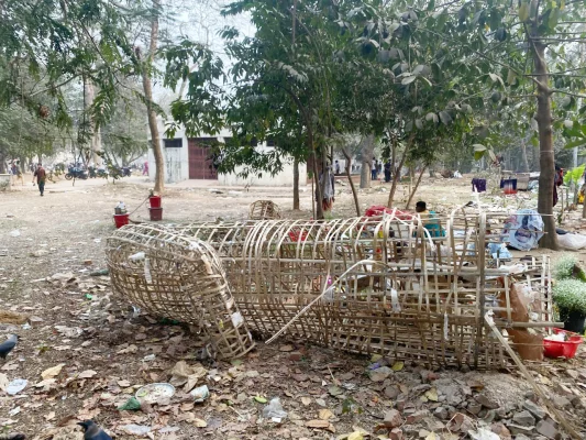 সোহরাওয়ার্দী উদ্যানে পাওয়া গেল ভাস্কর্যের ছিন্নভিন্ন অংশ। ছবি: আজকের পত্রিকা