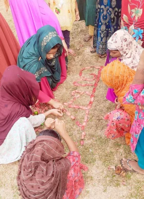 ফুলের পাপড়ি দিয়ে মাটিতে শহীদ মিনার এঁকেছে শিশুরা