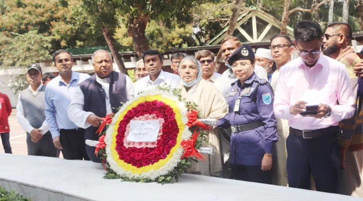 জাতির পিতা বঙ্গবন্ধু শেখ মুজিবুর রহমানের সমাধিতে শ্রদ্ধা নিবেদন করছেন মতিয়া চৌধুরী। ছবি: আজকের পত্রিকা