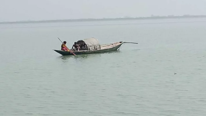 বরিশালের হিজলায় মেঘনার শাখা নদীতে জাটকা নিধন